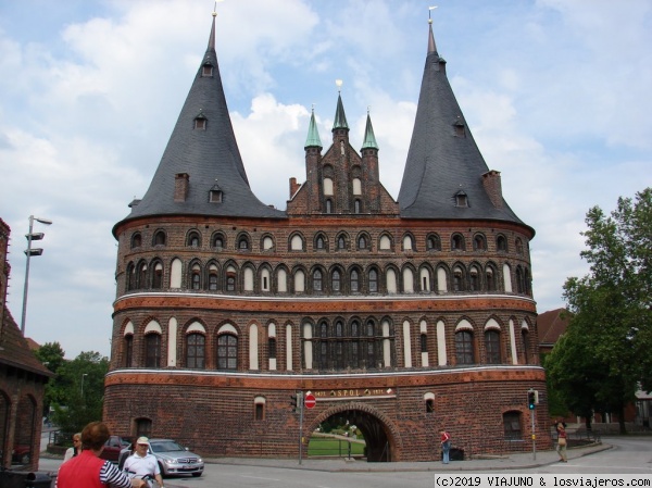 Lubeck
La puerta de Holsten o Holstentor es una de las antiguas puertas de la ciudad de Lübeck, que marca el límite occidental de la parte medieval de la ciudad. Está construida de ladrillo en estilo gótico báltico
