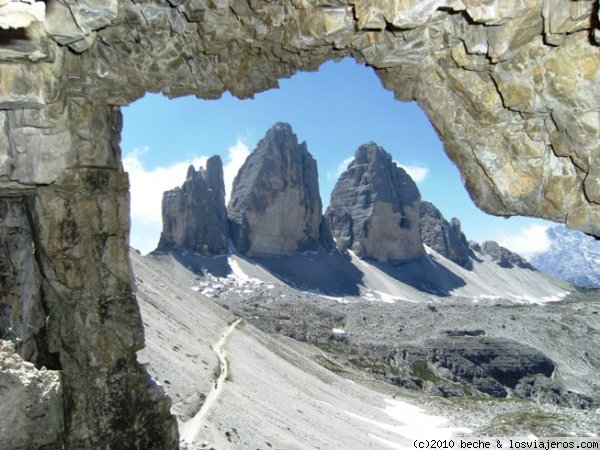 Dolomitas. Tre Cime di Lavaredo.
Las Tres Cimas de Lavaredo vistas desde el interior de una fortificación austríaca de la 1ª Guerra Mundial. Desde esta posición los soldados vigilaban el frente Austro-Italiano.
