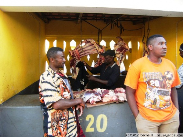 Mercado de Assomada - Cabo Verde
Carniceros en el mercado de Assomada, en la isla de Santiago.
