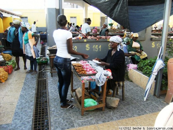 Mercado de Assomada - Cabo Verde
Vendedora de dulce de azucar de caña (lo hay con sabor fresa y nata) el mercado de Assomada, en la isla de Santiago.
