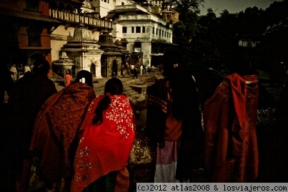 Templo de Pashupatinath, mujeres.
Unas mujeres presencian las cremaciones en el templo hindú de Pashupatinath.
