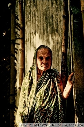 Señora en la aldea.
Retrato de una señora.
