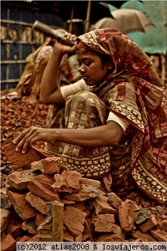 Niñas trabajando.
A las afueras de la capital, niñas y mujeres trabajan duramente partiendo ladrillos para crear piedras más pequeñas para diferentes usos.
