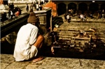 Observando las cremaciones. Templo de Pashupatinath.
Nepal