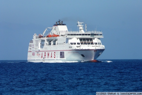 Volcan de Taburiente
Buque de Naviera Armas entrando en el puerto de Los Cristianos
