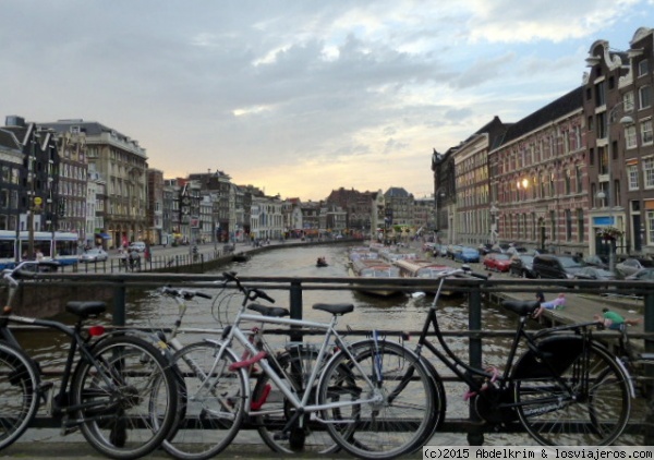 Intercambiador modal
En Amsterdam la variedad de transportes urbanos incluye barcas y bicicletas.
