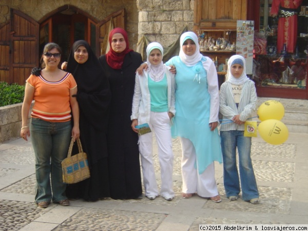El tiempo en sus manos
Mujeres de distinto perfil o generación reunidas en un visita al puerto de Biblos
