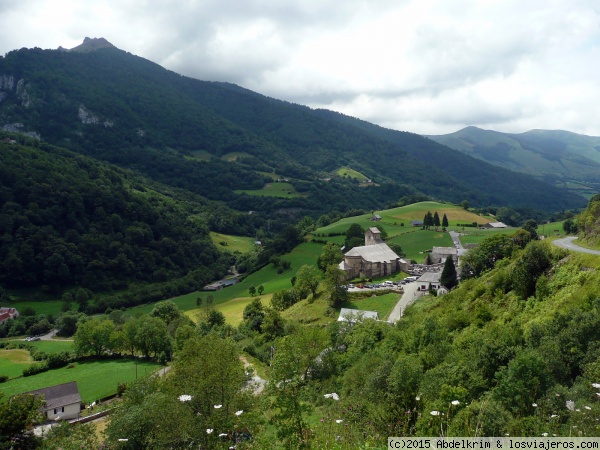 Sainte-Engrâce
En los confines del País Vasco, esta iglesia románica (siglo XI) sirvió de albergue a los peregrinos camino de Santiago. El valle está encajonado entre montañas siempre frondosas.
