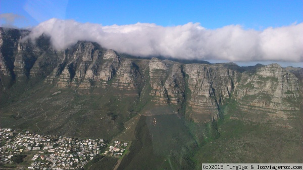 Sobrevolando Ciudad del Cabo (IV)
Los Doce Apóstoles vistos desde el helicóptero
