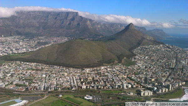 Sobrevolando Ciudad del Cabo (II)
Capetown, Signal Hill y Lion's Head vistos desde el helicóptero
