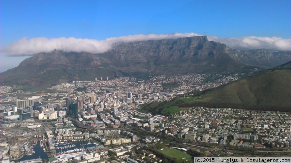 Sobrevolando Ciudad del Cabo (I)
Capetown y Table Mountain vistas desde el helicóptero
