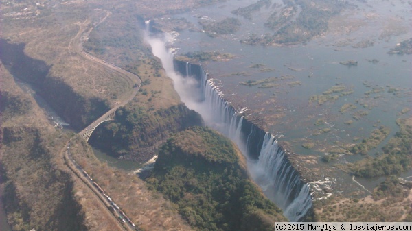 Sobrevolando las Vic Falls (III)
Las Vic Falls y el río Zambeze desde el helicóptero
