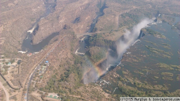 Sobrevolando las Vic Falls (IV)
Las Cataratas Victoria y el río Zambeze desde el helicóptero
