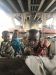 Mercado de Cotonou
Mercado, Cotonou, Benín, niños, sonríen, hasta, enfocas, cámara, entonces, ponen, serios