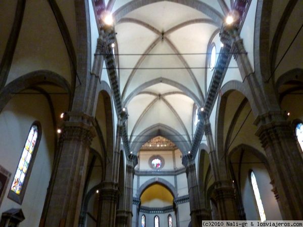 Interior de la Catedral de Florencia.
El interior es muy sobrio, nada que ver con otras catedrales italianas. En ésta gastaron el presupuesto en la fachada y en los fresos de la cúpula.
