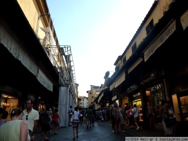 Joyerías del Ponte Vecchio, Florencia.
Ya estaban cerrando, pero había gente todavía.
