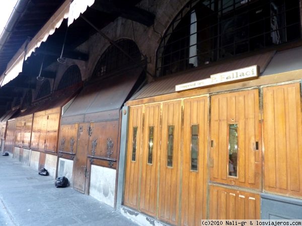 Joyerías cerradas del Ponte Vecchio, Florencia.
La seguridad parece un poco rudimentaria, pero le da un toque medieval a la calle de noche.
