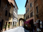 Calle de entrada a Montepulciano.
