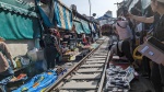 Mercado vías del tren Mae Klong