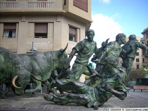Monumento al encierro ( Pamplona )
Escultura de Rafael Huerta, que plasma el momento del encierro, con los mozos perseguidos por los toros
