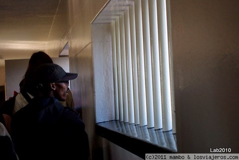 Libertad
mirada de un visitante ,en la carcel de robben Island ,donde estubo encerrado Mandela
