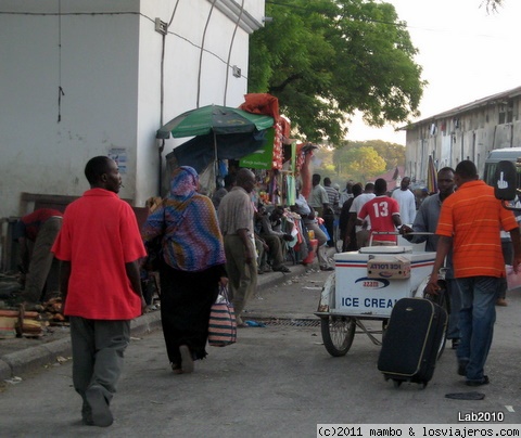 Un helado
Un ambulante ofrece su mercancia a 40 grados de temperatura en stone town
