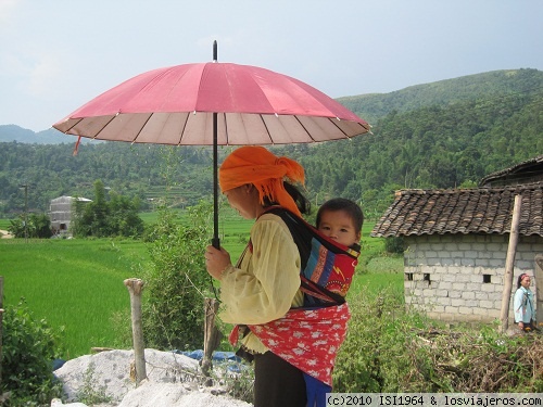 Una mujer Vietnamita
Región de Yen Minh al norte de Vietnam. Una mujer sale a trabajar en el campo con su hijo, la foto está tomada una tarde de calor aplastante.
