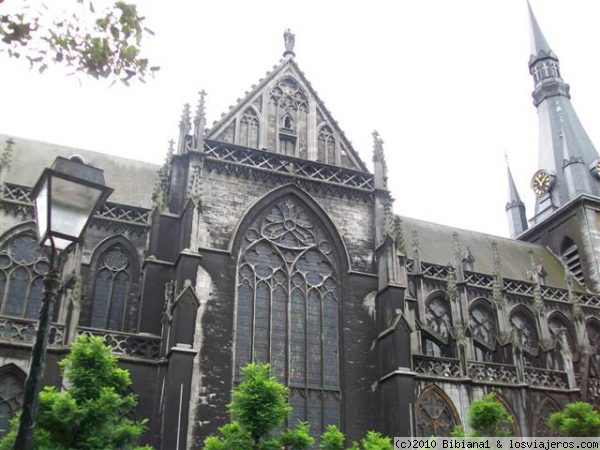 Catedral de Lieja
La Catedral de Saint Paul fue construida en el siglo X, pero no se convirtió en catedral hasta el siglo XIX. Destaca su claustro gótico.
