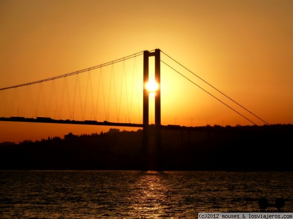 Puente del Bosforo Estambul.
Puesta de sol sobre el puente colgante.
