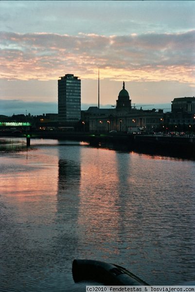 Atardecer en Dublin
El atardecer de agosto sobre el río Leffey, en Dublín, sus aguas son parte de la materia prima de una conocida cerveza irlandesa.
