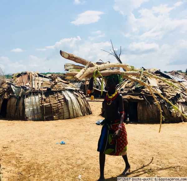 Mujer Dassanech cargando troncos
La tribu Dassanech es nómada y Se ubican en una zona limítrofe con Kenya.
