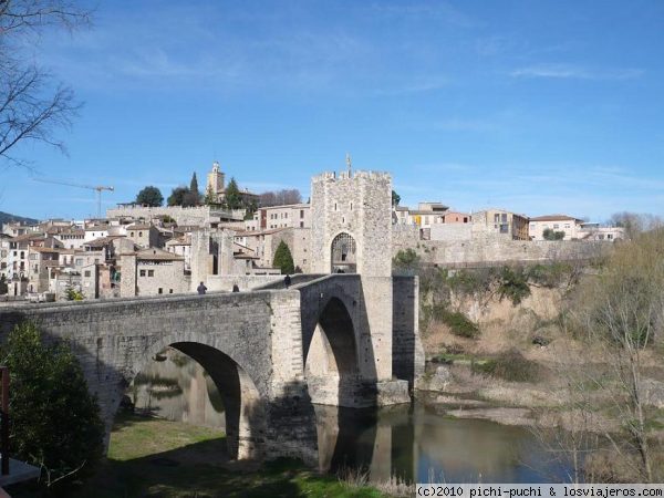 Puente fortificado de Besalú.
El puente fue construido en el S.XII y es el único de Cataluña con siete arcos.

