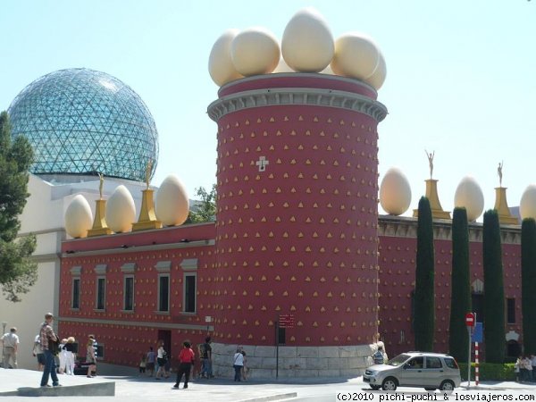Torre Galatea (Figueres)
La Torre Galatea es un edificio adjacente al Museo Dalí. Las paredes estan pintadas en un rosa intenso y está coronada por unos enormes huevos.

