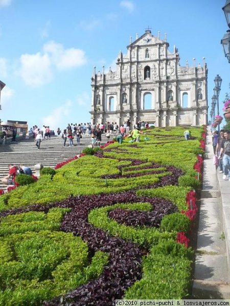 Flores delante de la fachada en ruinas  de la Iglesia de San Pablo. Macao
Las ruinas de la Iglesia de San Pablo se encuentran en la falda de la colina coronada por la Fortaleza do Monte, delante hay bonitos jardines bien cuidados.
