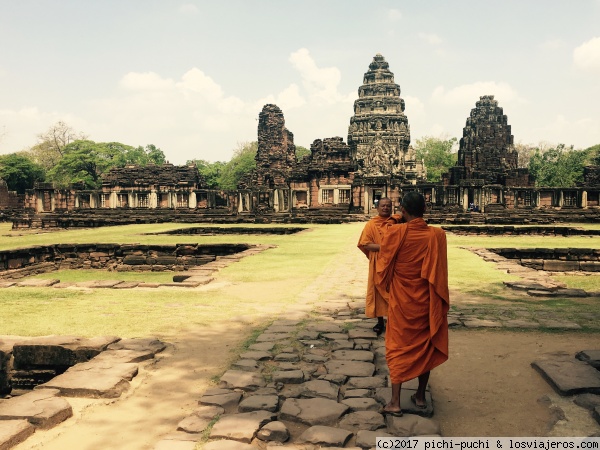 Monjes en Phimai- Isan
El Parque Histórico de Phimai conserva uno de los más impresionantes templos khmer de Tailandia. 
Data de los S. XI y XII y es un templo budista. 
Parece ser el precedesor de Angkor Wat por el diseño y magnificencia.
