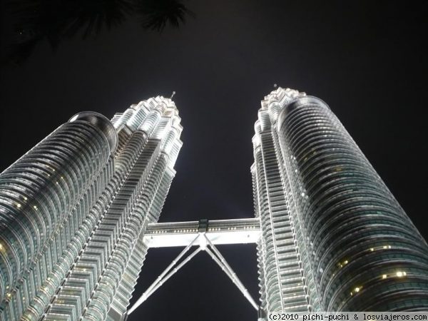 Impresionantes Torres Petronas.
Las Torres Petronas son el símbolo de la riqueza nacional malaya. A la noche, el espectáculo de verlas iluminadas es un placer.
