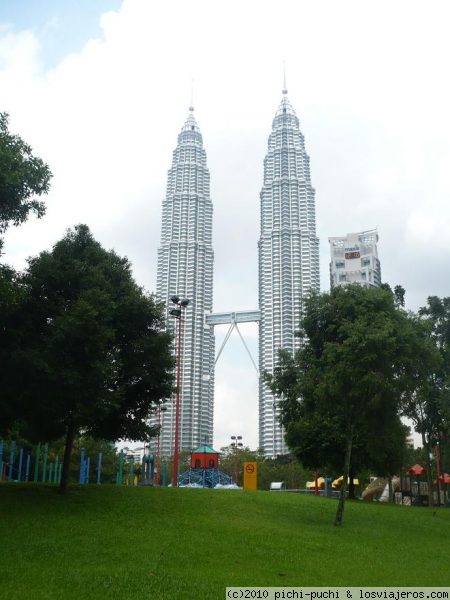 Torres Petronas de día. Kuala Lumpur
Toda la zona alrededor de las Torres Petronas está impolutamente limpia y cuidada. Debajo está un centro comercial de lujo, Surian.
