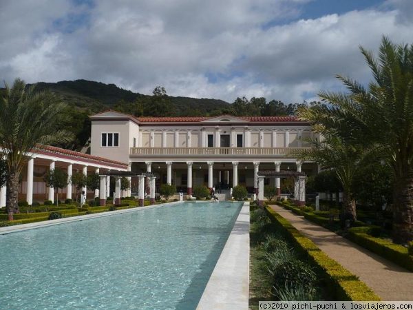 Getty Villa, en Malibú
Reconstrución de una villa de la época romana, acoge un museo de arte clásico.
