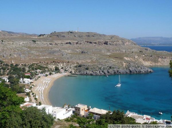 Playa en Lindos
Lindos es una ciudad de la isla de Rodas. Conserva una acrólopis dedicada a Atenea. Esta fotografia está hecha desde lo alto de la acrópolis.
