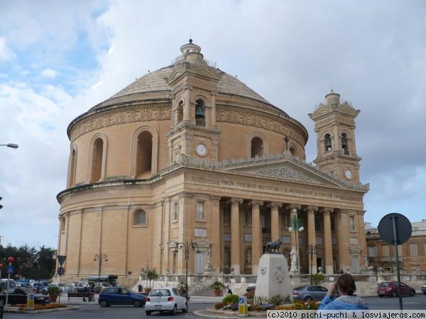 Dome de Mosta (Malta).
La cúpula de esta iglesia maltesa es la tercera mas grande del mundo y la novena del mundo. Allí se cree que ocurrió el milagro que dos bombas que allí cayeron durante un bombardeo de la Segunda Guerra Mundial no explotasen.
