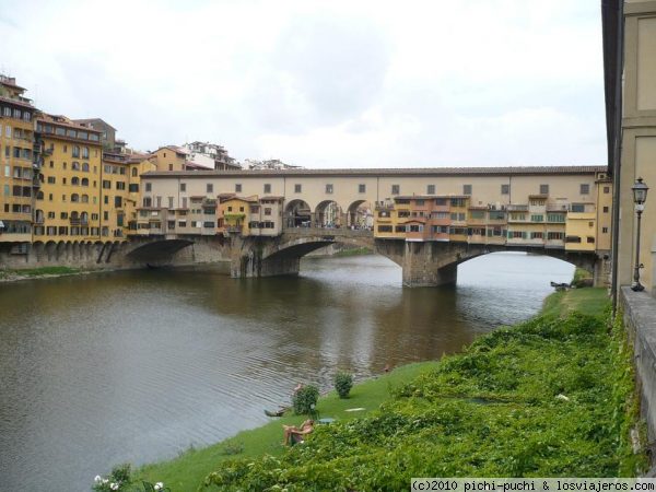 Ponte Vecchio (Florencia).
Seguramente el puente mas famoso de Italia, es un puente medieval construido sobre el río Arno.
