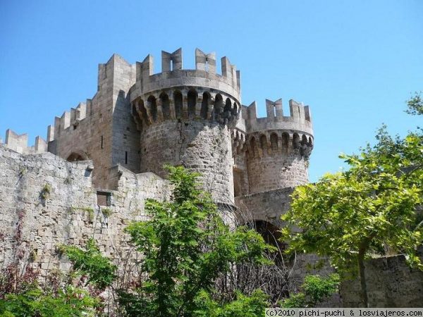 Murallas en Rodas.
En la ciudad de Rodas podemos admirar un bello conjunto medieval compuesto por murallas, el Palacio del Gran Maestre, el hospital...
