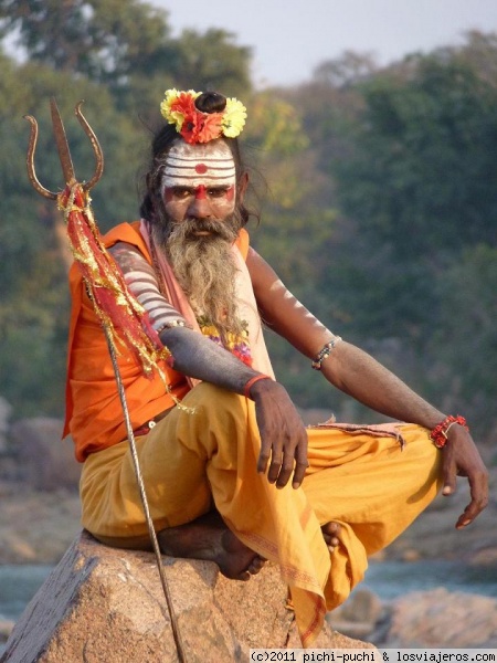 Sadhu en Orchha
Los sadhus son personajes habituales del paisaje en India. En este caso este estaba en Orchha pero donde mas hemos visto ha sido en Varanasi.
  Son ascetas hindus que en teoría han renunciado a los placeres terrenales y viven en la austeridad pero que siempre esperan unas rupias a cambio de la foto.
