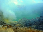 Emanaciones de azufre en el crater del Ijen- Java