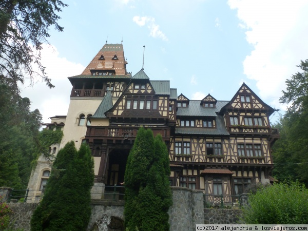 Castillo de Pelisor
Vista frontal del Castillo de Pelisor en Sinaia
