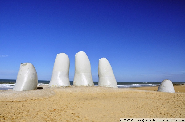 la mano de la Playa Brava en Punta del Este
la mano de la Playa Brava en Punta del Este
