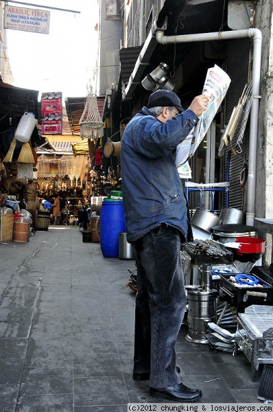 OTOMANO NECESITADO DE GAFAS, POR LOS ALREDEDORES DEL BAZAR EGIPCIO
OTOMANO NECESITADO DE GAFAS, POR LOS ALREDEDORES DEL BAZAR EGIPCIO
