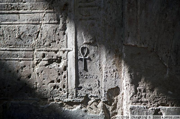 anj, también llamada llave de la vida, cruz ansada o cruz egipcia
símbolo omnipresente, esta es del templo de luxor
