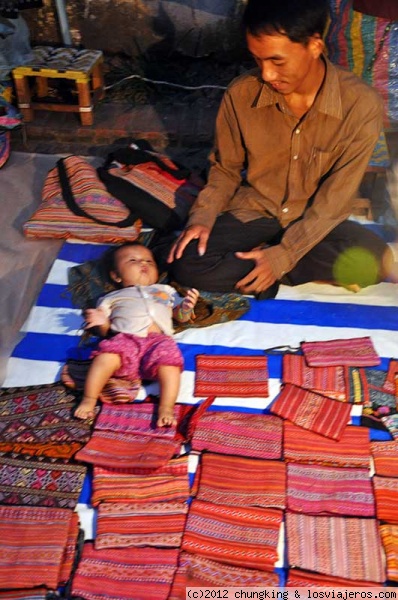 vendedor mercado nocturno Luang Prabang Laos
vendedor mercado nocturno Luang Prabang Laos
