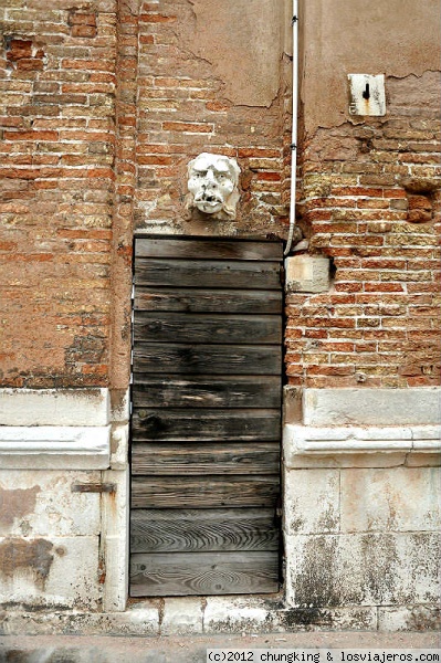 el guardian de la puerta Venecia
el guardian de la puerta Venecia
